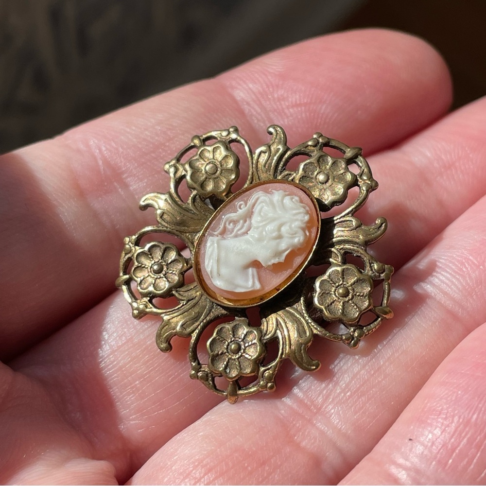 Vintage/antique cameo brooch pin goldtone floral setting romantic cottagecore - Picture 10 of 11